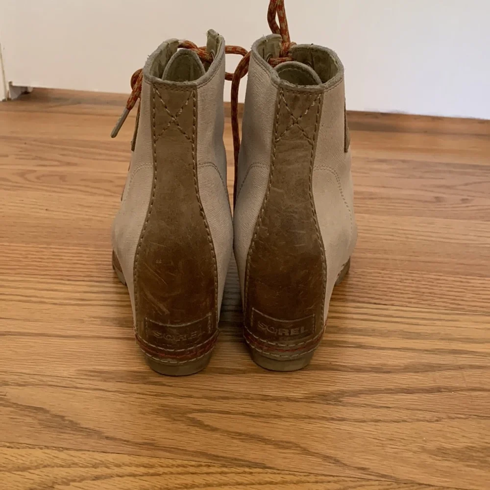 Gently worn Sorel Wedge Booties! Great treads for winter! - Picture 4 of 5